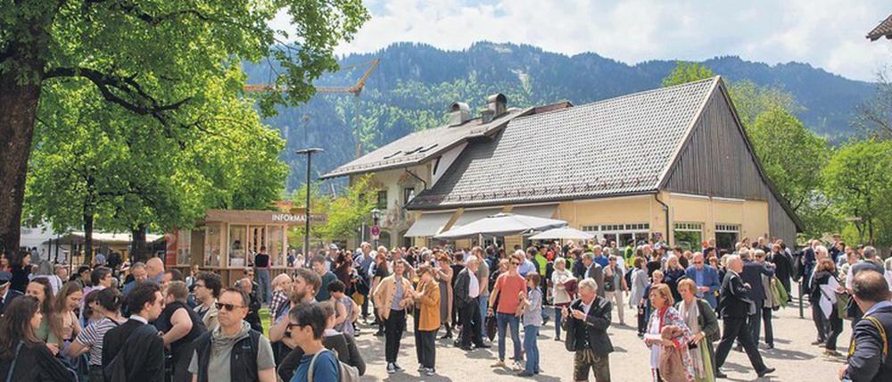 Pilgern zu den Passionsspielen. Nach Oberammergau kommen zahlreiche Touristen aus aller Welt.