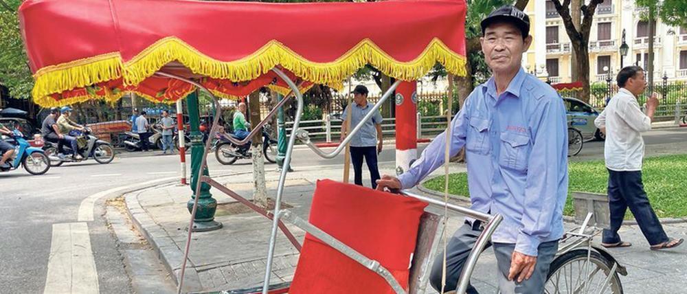 Warten auf Kundschaft. Tran Viet Dac mit seinem besonderen Rad in Hanoi. 
