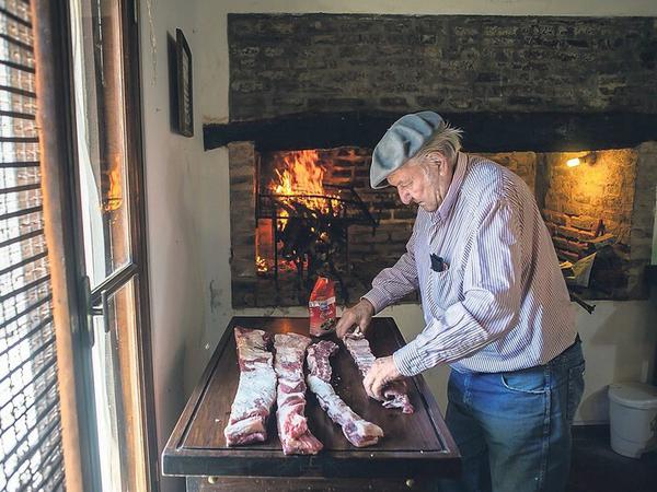 El ranchero Don Julio sigue disfrutando sirviendo los clásicos asados ​​argentinos. 