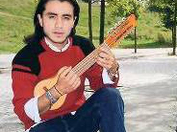 Byron Carrasco, 25, aus Ecuador spielt am liebsten mit seinem Charango südamerikanische Folklore. 
