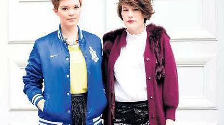 Taschenliebe. WEMAKETHECAKE heißt das Label von Inga Stichling (links) und Hanna Janzen. Sie verzieren Beutel mit Sprüchen wie "Der Teufel trägt Zara" und betreiben zudem ein Modeblog.