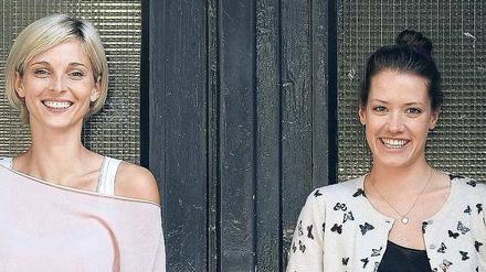 Heldinnen. Ina Brunk (29, li.) und Angela Kotter (28) klären an Schulen und Unis über das Thema Organspende auf. 