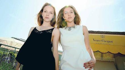 Blickpunkt Mode. In der zehnten Klasse starteten Vanessa Schümmelfeder (links) und Jana Strohbücker ihren Blog. Mit Fotos von sich selbst in immer neuen Lieblingsoutfits. 