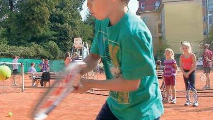 Tennisstar in Kleinformat. Der zehnjährige Peer ist noch Anfänger als Spieler. 