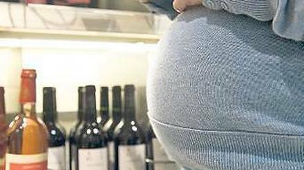 Wenn die Sucht zu groß ist. Ärzte raten, in der Schwangerschaft vollkommen auf Alkohol zu verzichten. Foto: picture alliance/dpa