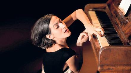 Himmlische Musik aus der Unterwelt. Annalisa Derossi, Tänzerin und Pianistin, schafft Stimmungsbilder rund um den Tango Nuevo von Astor Piazzolla. 