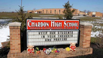 Vor der Chardon High School, wo am Dienstag ein jugendlicher Amokläufer drei Menschen getötet hat, wurden Blumen abgelegt.
