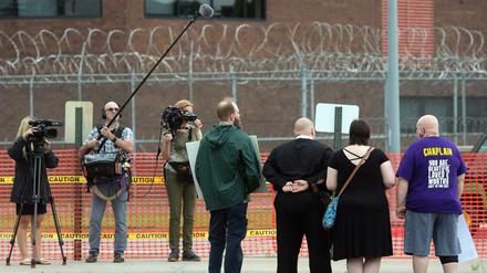Demonstranten stehen vor dem Nebraska State Gefängnis und protestieren gegen die Hinrichtung eines Häftlings. 