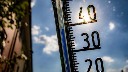 Ein Thermometer an einer Hauswand klettert am Nachmittag in Richtung der 40-Grad-Marke (Archivbild).