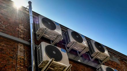 Klimaanlagen an der Außenwand eines Gebäudes im belgischen Antwerpen