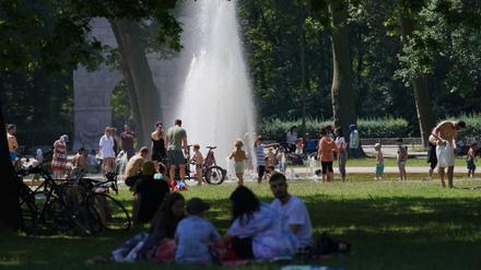 Nicht nur in Berlin halten sich bei hochsommerlichen Temperaturen viele Menschen in Parks auf.