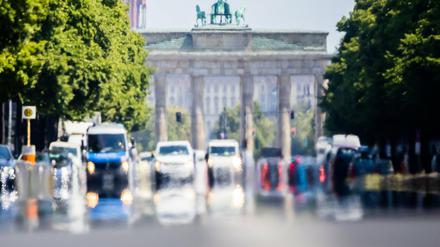 Die Hitze erzeugt ein Flimmern über der Straße des 17. Juni vor dem Brandenburger Tor. 