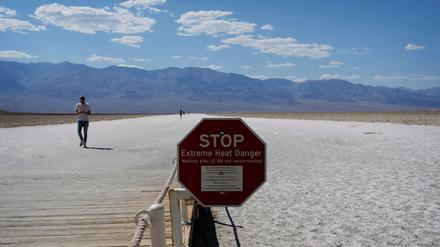 Ein Schild warnt vor extremer Hitze im kalifornischen Death Valley National Park.