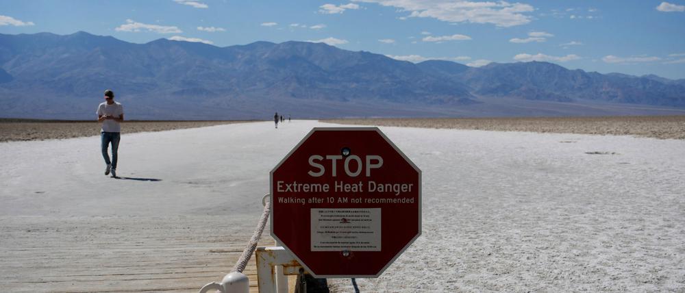 Ein Schild warnt vor extremer Hitze im kalifornischen Death Valley National Park.