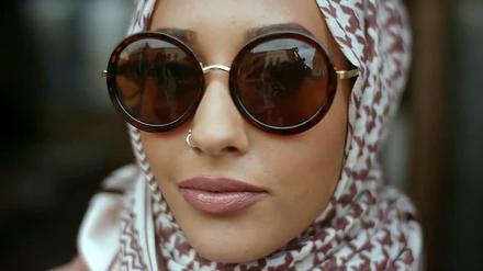 Das muslimische Model, das in einem Werbevideo der Modekette H&amp;M einen Hidschab trägt sorgte unlängst für Aufruhr.