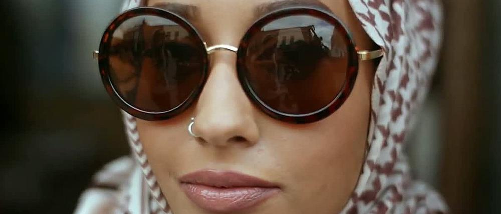 Das muslimische Model, das in einem Werbevideo der Modekette H&amp;M einen Hidschab trägt sorgte unlängst für Aufruhr.