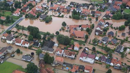 Hochwasser steht in den Straßen von Rühden, einem Stadtteil von Seesen im Landkreis Goslar.