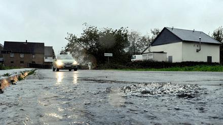 Wegen der anhaltenden Niederschläge ist die Hochwassergefahr in Teilen Mittel- und Ostdeutschlands gestiegen.