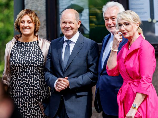 Prominente Gäste: Bundeskanzler Olaf Scholz (SPD, 2.v.l) und seine Frau Britta Ernst (l) stehen neben Wolfgang Kubicki (FDP), Bundestagsvizepräsident, und seiner Frau Annette Marberth-Kubicki.