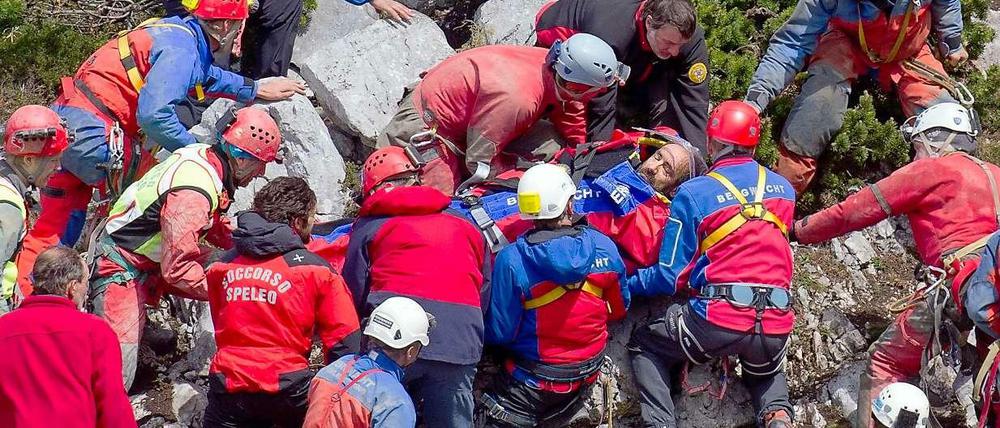 Rettungskräfte tragen den verletzten Höhlenforscher Johann Westhauser ins Freie. Die Bergung dauerte mehrere Tage.