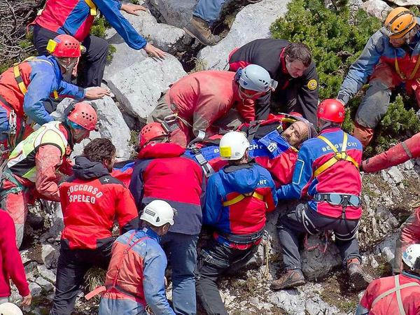Rettungskräfte tragen den verletzten Höhlenforscher Johann Westhauser ins Freie. Die Bergung dauerte mehrere Tage.