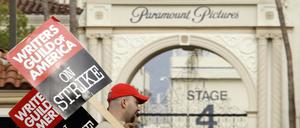 Streikende Film- und Fernsehautoren demonstrieren 2008 vor den Paramount Studios in Los Angeles (Symbolbild).