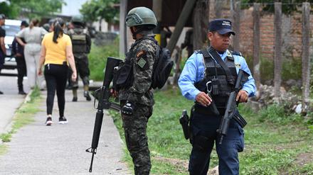 Ein honduranischer Soldat und ein Mitglied der honduranischen Nationalpolizei bewachen das Frauengefängnis in der Ortschaft Támara.