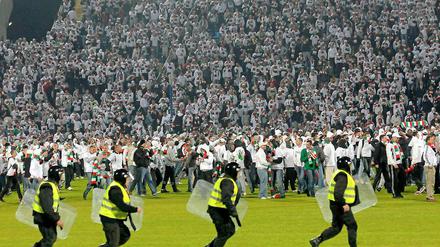 Warschauer Hooligans randalieren in einem Stadion in Bromberg.