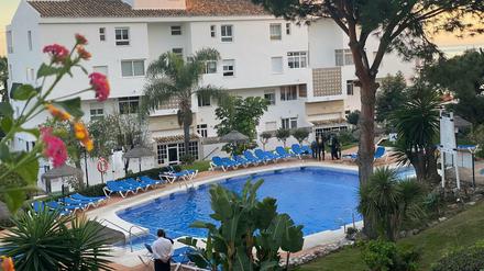 Während ihres Urlaubs an der Costa del Sol sind ein Mädchen, sein großer Bruder und sein Vater an Heiligabend im Pool ertrunken.