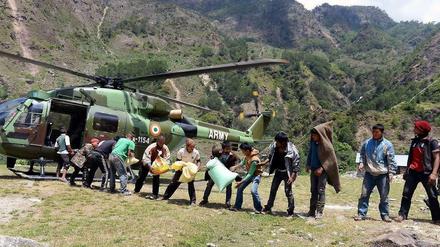 Ein Rettungshubschrauber bringt Decken, Lebensmittel und Zelte in das abgelegene Dorf Bhogteni im Distrikt Gorkha. Nepal benötigt dringend mehr Hubschrauber, um die abgelegenen Regionen des Landes nach dem Erdbeben zu versorgen. 
