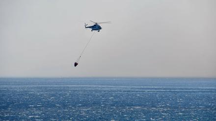 13.07.2022, Griechenland, Samos: Ein Hubschrauber nimmt an einer Such- und Rettungsaktion in der Nähe der östlichen Ägäisinsel Samos teil, nachdem ein Hubschrauber ins Meer abgestürzt ist.