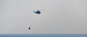 13.07.2022, Griechenland, Samos: Ein Hubschrauber nimmt an einer Such- und Rettungsaktion in der Nähe der östlichen Ägäisinsel Samos teil, nachdem ein Hubschrauber ins Meer abgestürzt ist.