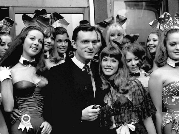Hugh Hefner auf einem undatierten Foto umgeben von "Bunny Girls" in einem Londoner "Playboy Club" 