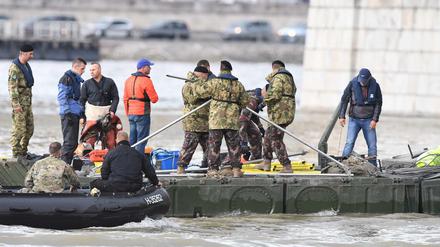 Ungarische Taucher und Techniker am Donnerstag auf Rettungsschiffen auf der Donau auf der Suche nach dem Sightseeing-Schiff. 