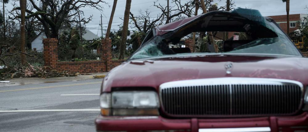 Ein zerstörtes Auto und entwurzelte Bäume in Panama City, Florida.