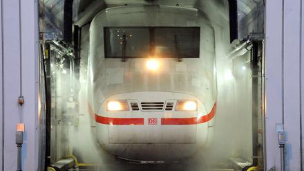 Ein ICE ist in Bayern in einem Tunnel liegen geblieben, die 400 Fahrgäste blieben unverletzt.