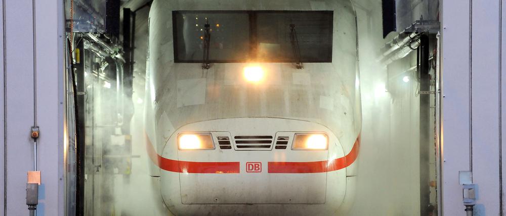 Ein ICE ist in Bayern in einem Tunnel liegen geblieben, die 400 Fahrgäste blieben unverletzt.