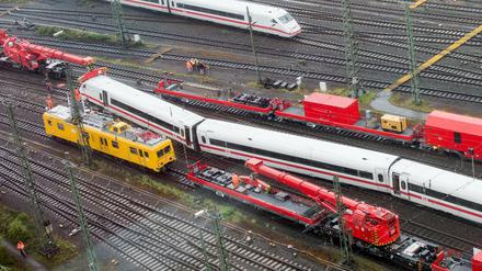Ein entgleister ICE wird am 02.05.2017 im Hauptbahnhof in Dortmund (Nordrhein-Westfalen) geborgen. 