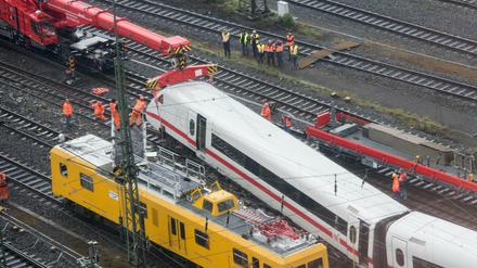 Der im Dortmunder Hauptbahnhof entgleiste ICE wird geborgen.