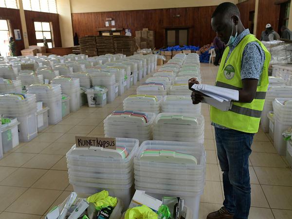 Die Wahlbüros Kenias bereiten sich vor. 