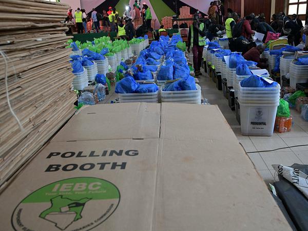 Die Wahlbüros in Kenia bereiten sich vor. 