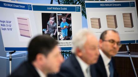 Bei einer Pressekonferenz zur Einigung in Philadelphia wurden Bilder des Jungen und der Kommode gezeigt.
