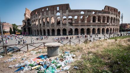 Müll liegt auf einer Grünfläche am Kolosseum in Rom (Symbolbild).