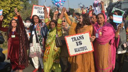 Demonstrierende trans Menschen Lahore.