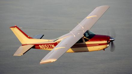 Ein Flugzeug des Typs Cessna 210. (Symbolbild)