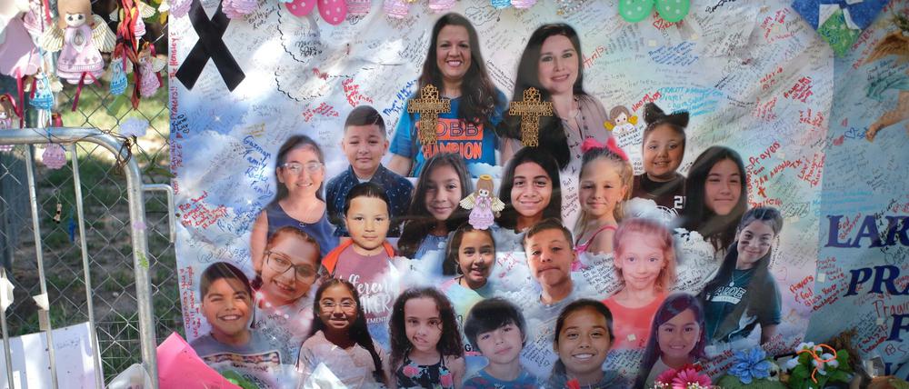 Ein Foto der Opfer des Schulschießens in Uvalde, Texas, USA ist zum Gedenken aufgestellt. 