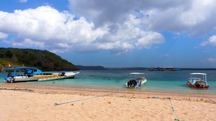Boote liegen am Strand der kleinen Insel Nusa Penida (Symbolbild).