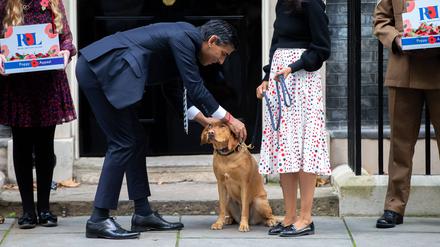 Rishi Sunak mit Hund Nova vor der Downing Street 10 (Archivbild)