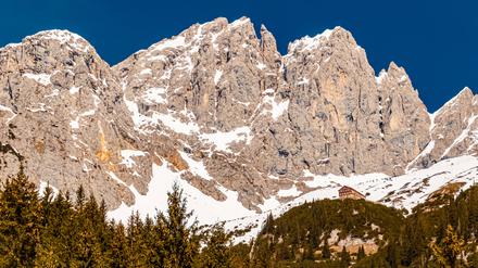 In den österreichischen Alpen ist eine deutsche Urlauberin beim Klettern tödlich verunglückt (Symbolbild).