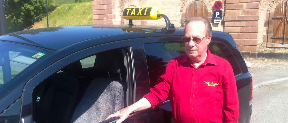 Das ist Taxifahrer Harry Kaiser, "Kaiser, wie der alte Kaiser und Harry mit zwei rrr und Yypsilon am Ende". 